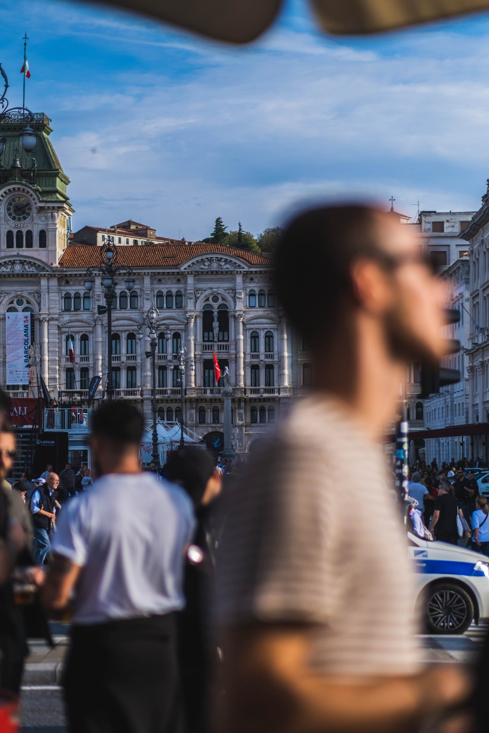 Piazza Unità d’Italia, scena di vita quotidiana